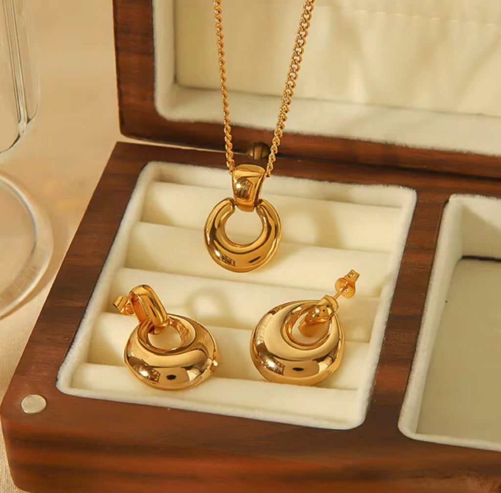 Marigold Necklace 18k Gold Floral Pendant UK – Akai G Jewels